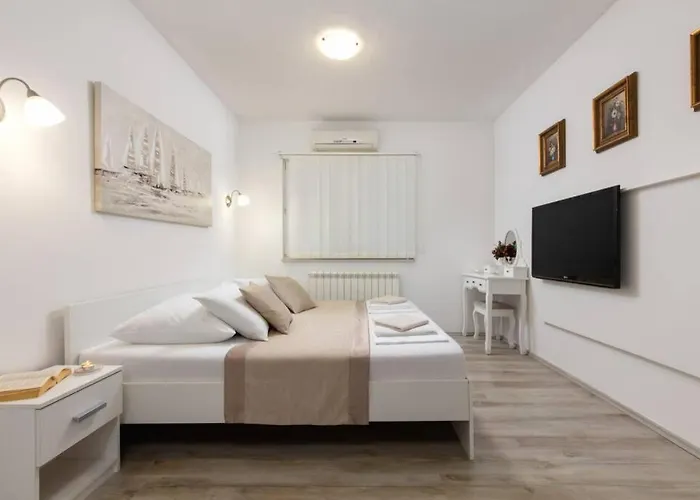 Βίλα Lipovac Τρογκίρ